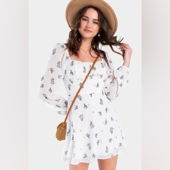 Trixxi Dresses & Skirts - 𝅺white floral dress
